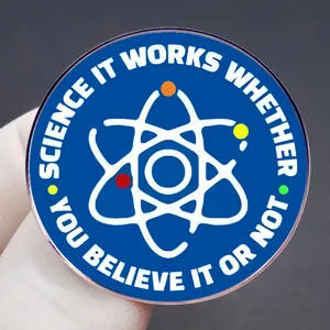 Rundes Wissenschaft-Badge mit Atom-Symbol und Science It Works Zitat auf blauem Grund