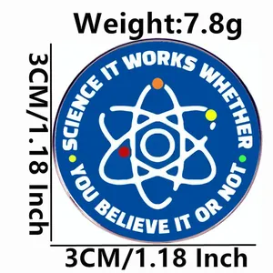 Blaue Wissenschafts-Anstecknadel mit Atom-Symbol und englischem Spruch 3cm Durchmesser