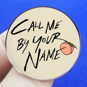 Chapa redonda de Call Me By Your Name con ilustración de melocotón y texto escrito a mano