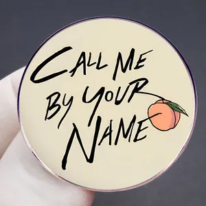 Pin de esmalte Call Me by Your Name con ilustración de melocotón en fondo beige