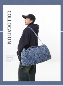 Grand sac de voyage en denim bleu avec motif losanges effilochés sur mannequin