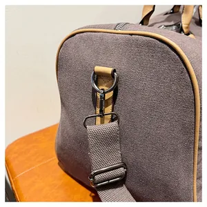 Détail du sac de voyage avec anneau en D métallique et fermoir mousqueton en métal robuste