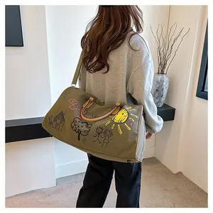 Sac de voyage vert olive avec motifs graffiti colorés et vue de profil sur modèle