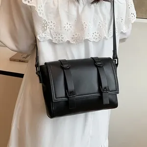 Minimalistische zwarte PU-leren vierkante crossbodytas met dubbele riem gedragen door model