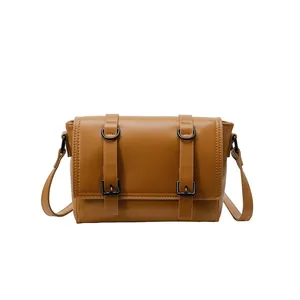 Klassieke karamelbruine crossbody tas met klep en details van metalen gespen