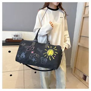 Détail du grand sac de voyage noir avec imprimés graffiti colorés et anses en cuir