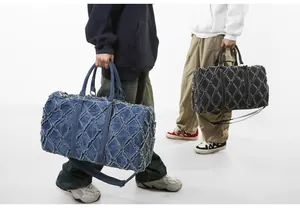 Détails de sacs de voyage en denim matelassé bleu et noir avec textures effilochées