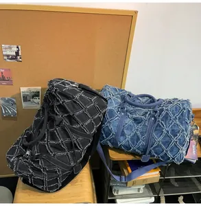 Détail du sac de voyage en denim patchwork avec bords effilés et poignées robustes