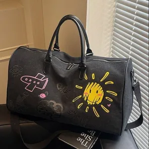 Sac de voyage tendance en toile noire avec imprimés graffitis colorés et bandoulière réglable