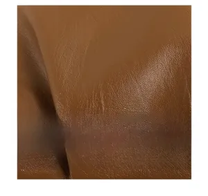 Gros plan du cuir marron à motif litchi montrant une texture douce et une finition durable