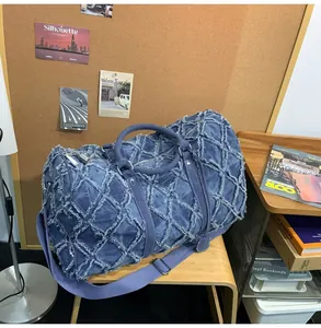 Gros plan sur la texture en denim matelassé et les coutures du grand sac de voyage
