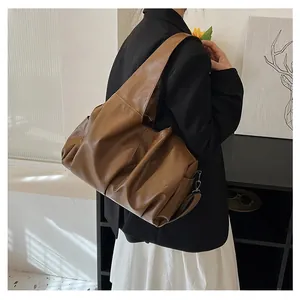Détail du sac cabas marron vintage avec texture plissée et large bandoulière