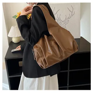 Détail du grand sac cabas en similicuir marron caramel avec plis effet nuage