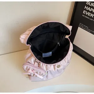 Detail van de roze geplooide rugzak met grote capaciteit en een vakje met ritssluiting