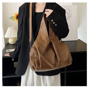 Détail d'un grand sac cabas en cuir souple marron avec un design plissé vintage