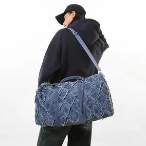 Sac de voyage en denim bleu matelassé avec bandoulière porté par un mannequin