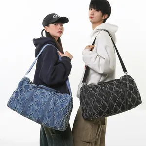 Sac de voyage en denim matelassé à motif losanges pour hommes et femmes sur fond blanc