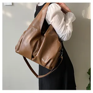 Détail du grand sac cabas vintage en cuir marron avec texture plissée sophistiquée