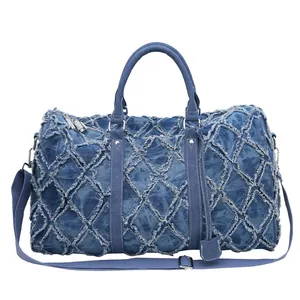 Sac de voyage en denim matelassé avec design patchwork et bandoulière tissée réglable