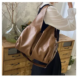 Détail du sac cabas marron vintage avec texture plissée et bretelles réglables sur mannequin