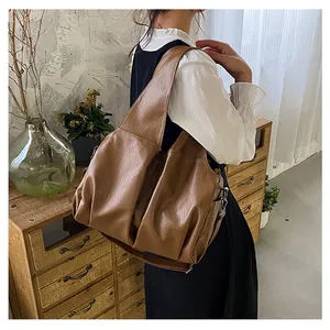 Détail du sac cabas marron vintage avec large bandoulière et design plissé souple