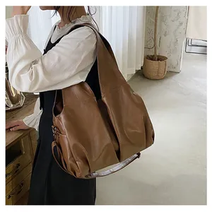 Vue latérale d'un grand sac fourre-tout marron caramel montrant sa texture en cuir souple