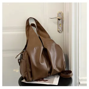 Vue détaillée du grand sac cabas rétro marron en similicuir souple avec bandoulière
