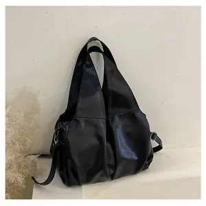 Gros plan sur un grand sac cabas noir en similicuir souple avec détails de texture fine