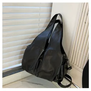 Détails du grand sac cabas en similicuir noir souple avec finitions zippées en métal