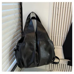 Détail de la texture en cuir PU noir plissé et de la fermeture éclair en métal du sac