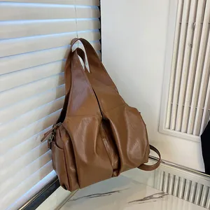 Sac fourre-tout marron plissé avec large bandoulière au design minimaliste moderne