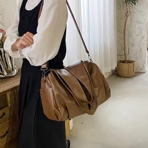 Grand sac cabas marron en similicuir style vintage avec bandoulière réglable pour femme