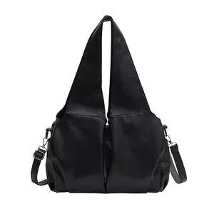 Grand sac cabas en similicuir noir à texture grainée avec bandoulière réglable