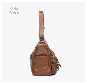 Vista laterale della borsa a tracolla in pelle PU marrone con tasche e borchie