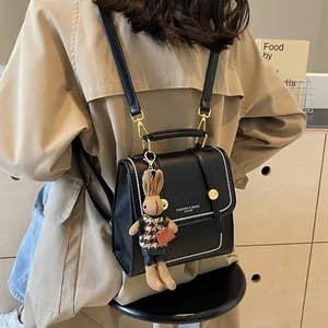 Mochila vintage francesa de cuero sintético negro con costuras en contraste y colgante conejo