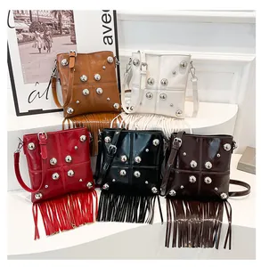 Cinque borse a tracolla in pelle in vari colori con frange e dettagli in rivetti