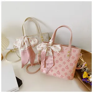 Details der rosa und beigen Mini-Tote-Bags mit Blumenmuster und Seidenschal-Griffen