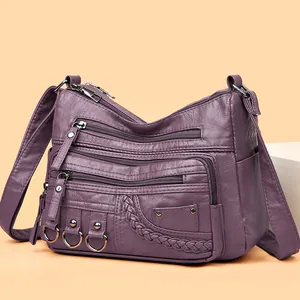 Borsa a tracolla viola scuro in morbida pelle lavata con multitasche e cinghia larga