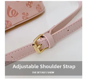 Details des verstellbaren rosa Lederriemens mit goldener Schnalle und Prägung am Bag