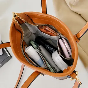 Draufsicht auf den geräumigen Innenraum dieser braunen Ledertasche mit Fächern