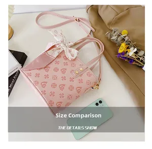 Mini-Handtasche in Rosa mit Seidenschal und Handy zum Größenvergleich im Bild