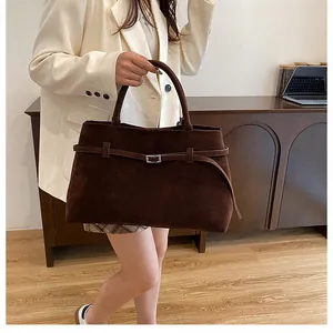 Détail du grand sac cabas en cuir givré marron foncé avec boucle décorative et sangle