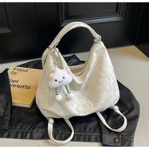 Détail du sac cabas blanc à texture marbrée avec charm nuage et logo embossé