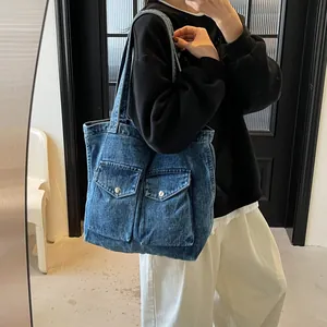 Sac fourre-tout en denim délavé bleu foncé avec doubles poches avant et boutons argentés