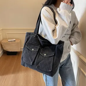 Sac cabas tendance en denim gris foncé avec de grandes poches avant et boucles argentées