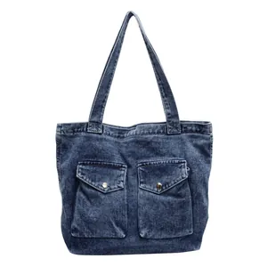 Sac cabas tendance en denim bleu foncé avec deux poches avant et boutons métalliques