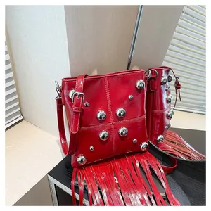 Bolso de Bandolera Punk con Remaches y Borlas para Mujer Cuero PU de Alto Brillo Bolso de Hombro Gothic Rock Cuadrado con Flecos