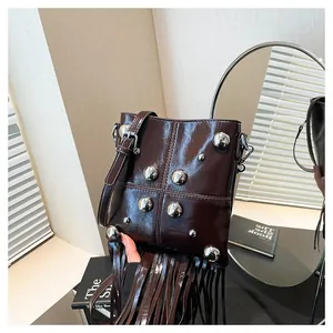 Bolso retro de cuero brillante marrón oscuro con tachuelas plateadas y flecos largos
