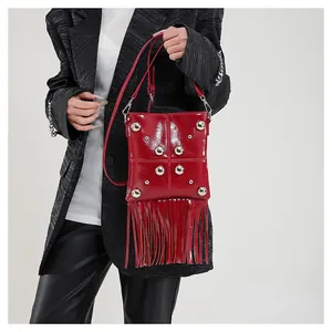 Bolso de hombro en cuero aceitado rojo con tachuelas plateadas y borlas