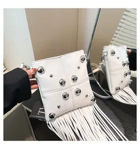 Borsa a tracolla in pelle bianca con borchie argento e lunghe frange in stile lusso